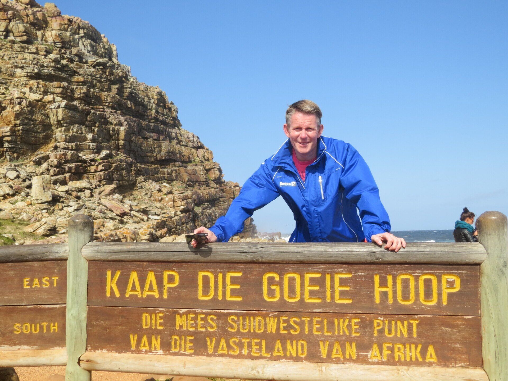 foto van Bart in kaapstad, achter bord kaap die goeie hoop