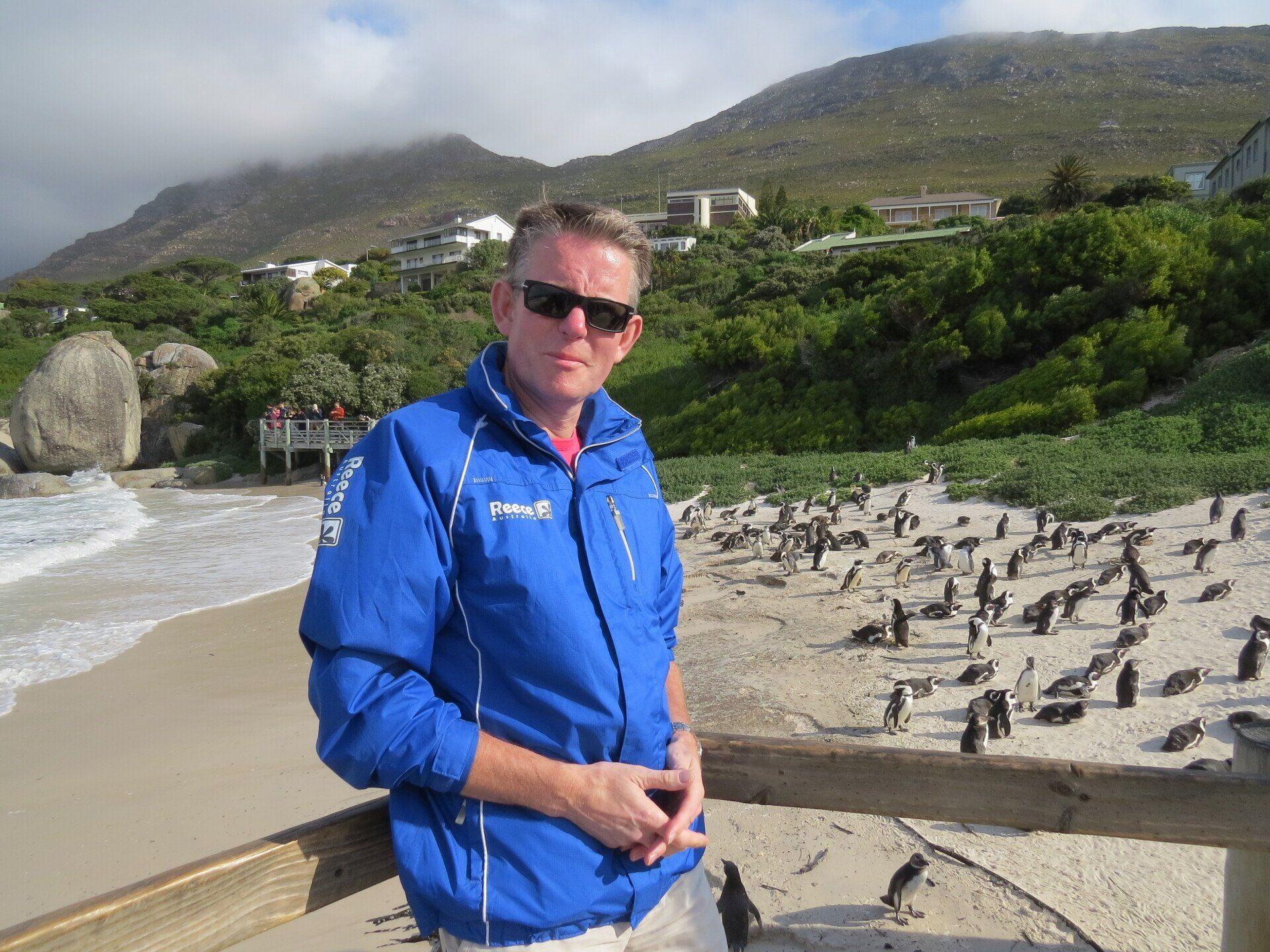 foto bart op strand met pinquins op strand