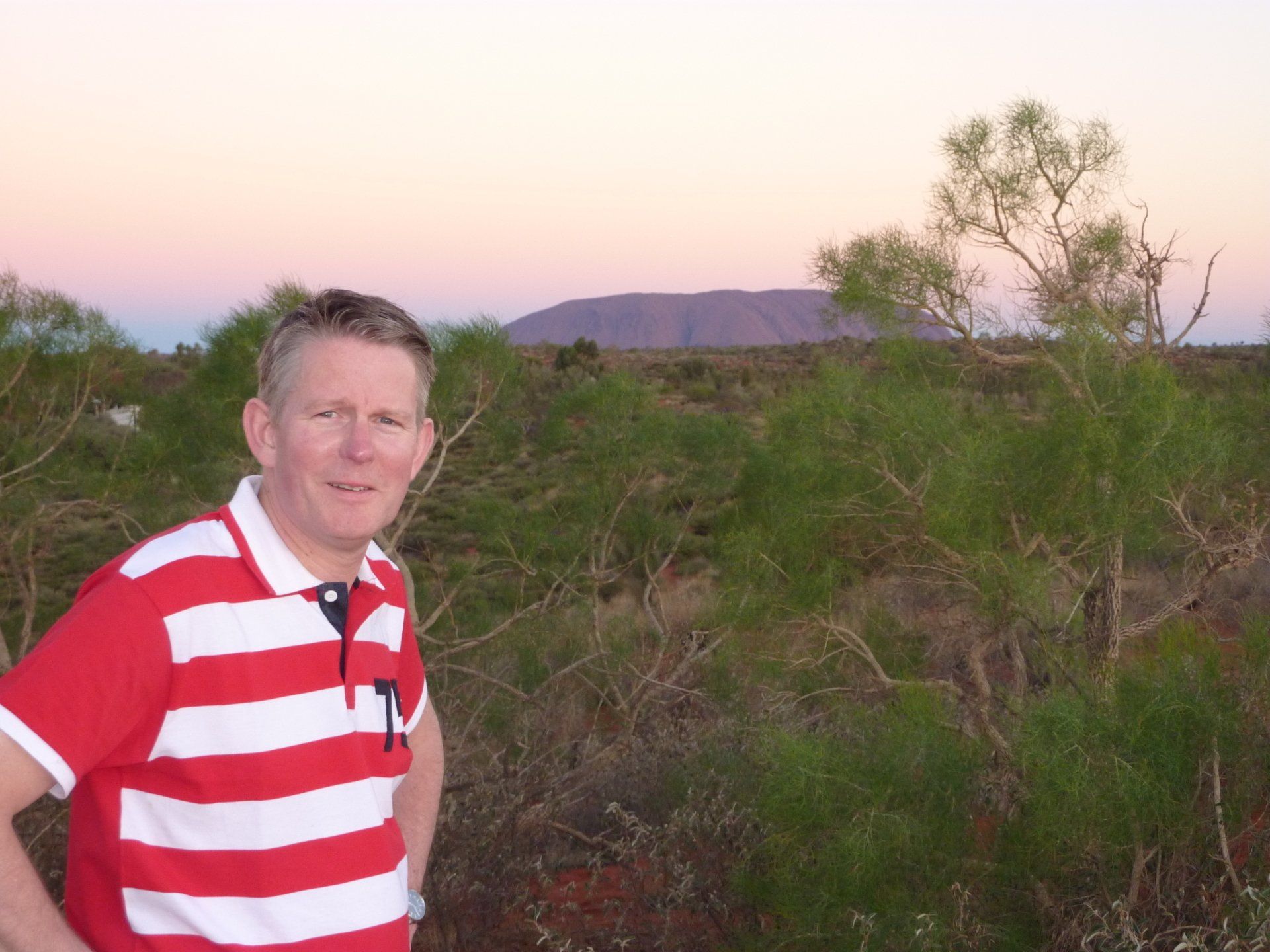 foto van Bart in in Australië met Ayers Rock op de achtergrond