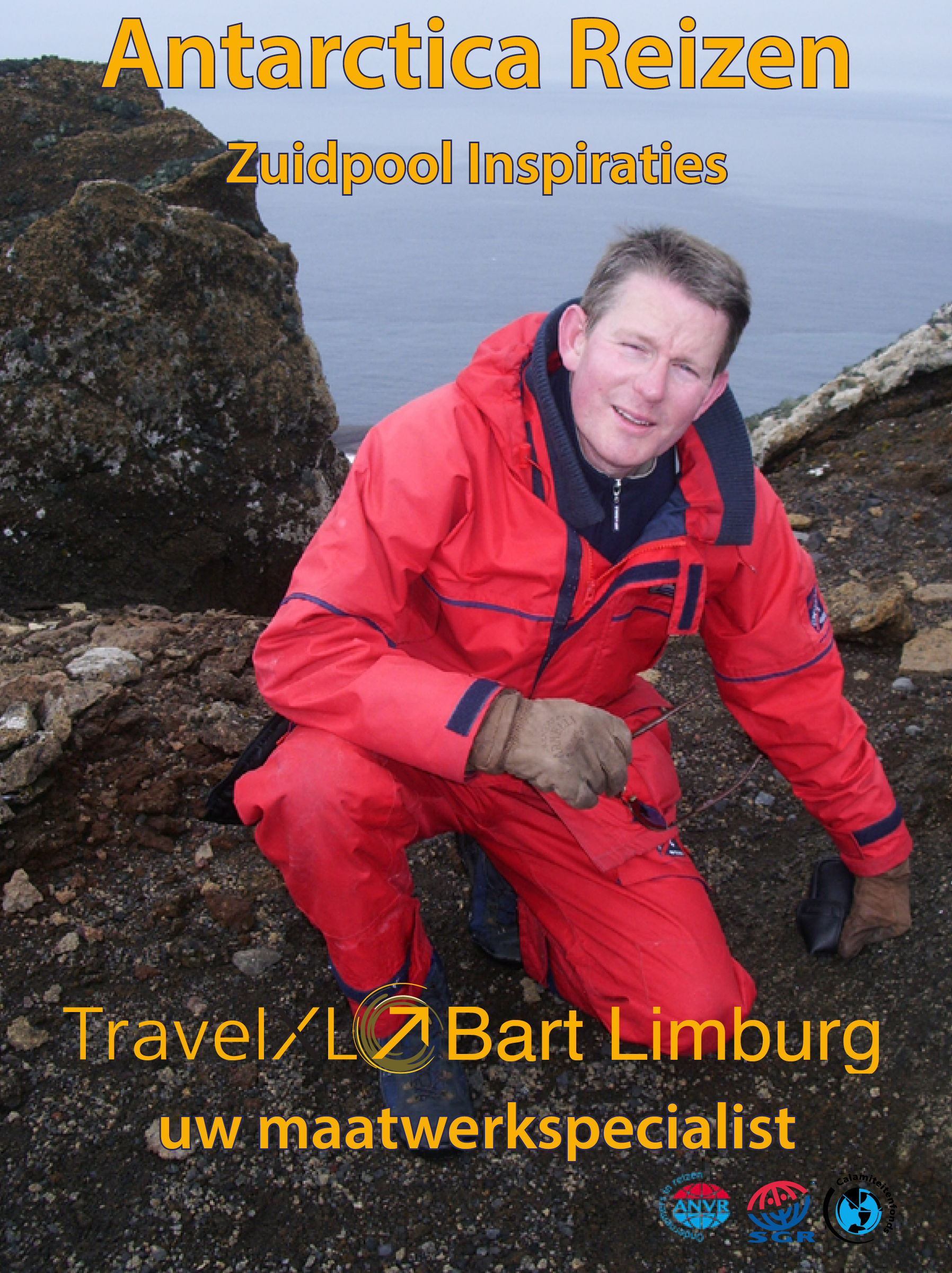 Bart Limburg in een rood jasje zit op de grond op Antarctica
