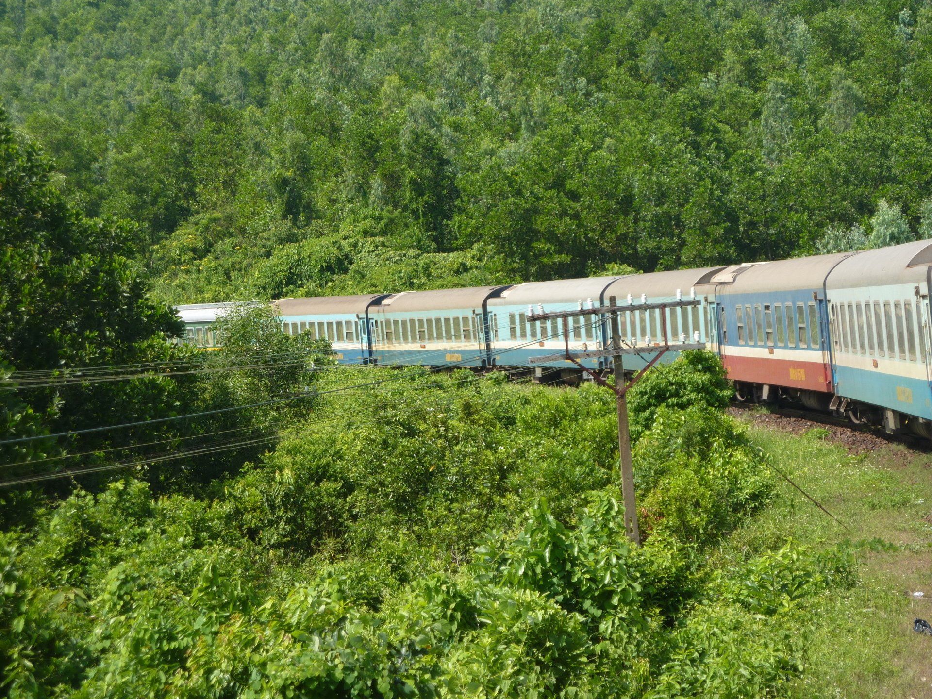 foto van trein door jungle Vietnam