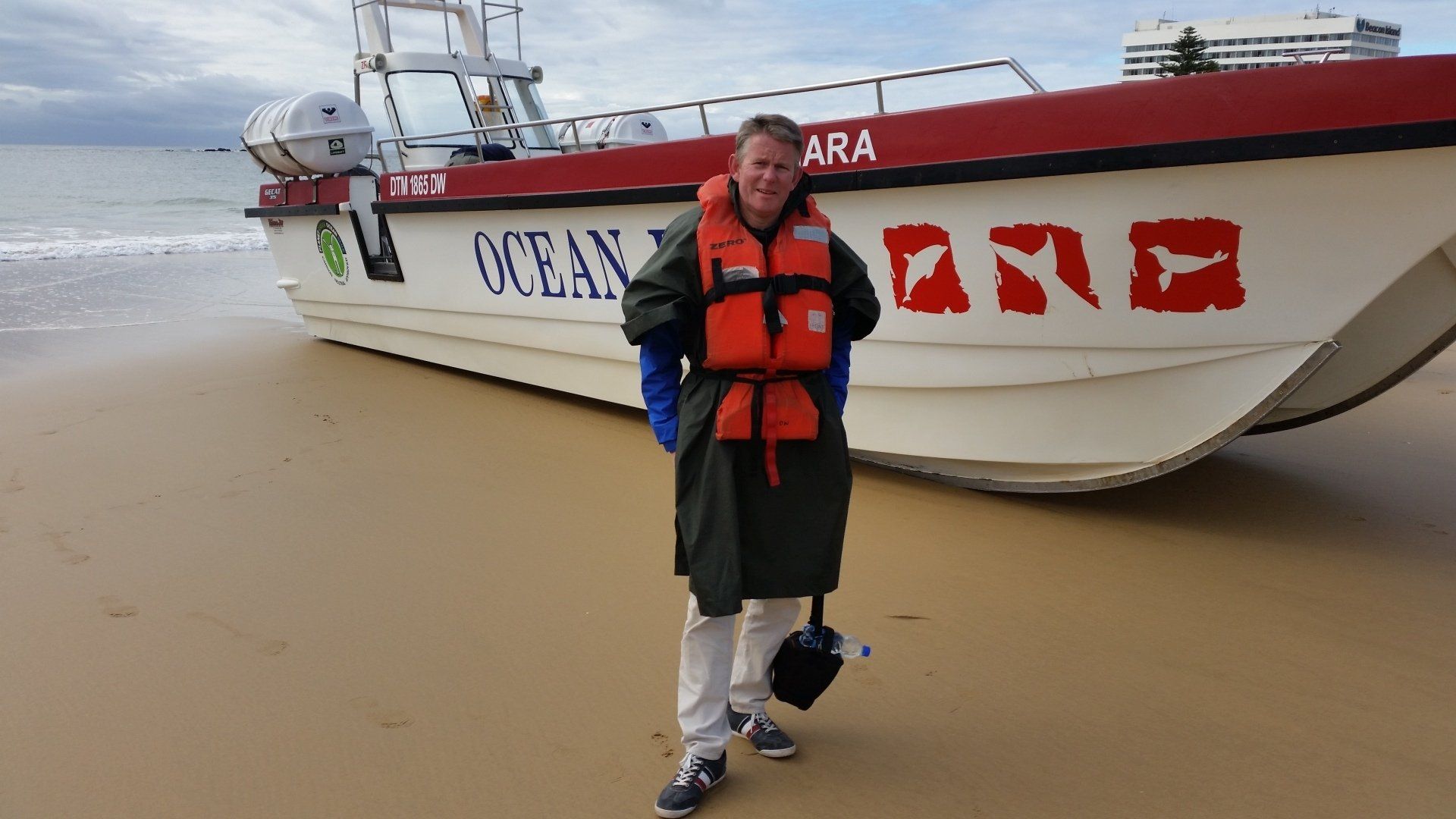 foto Bart met op achtergrond speedboot voor zee excursie Plettenburg