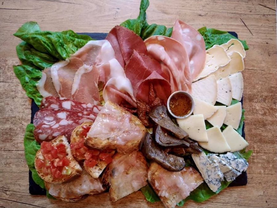 ricco tagliere di salumi