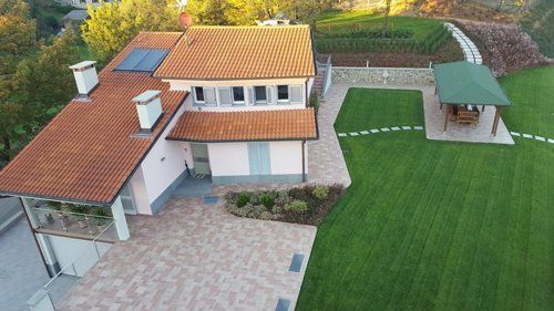 Giardnio all'esterno di un abitazione