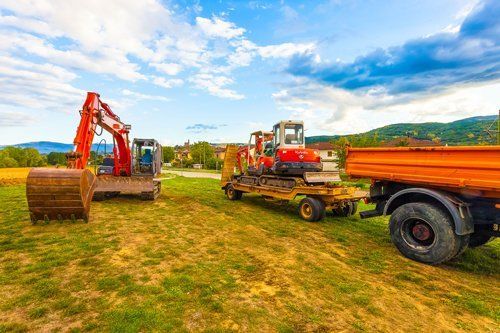 Scavatrici in un giardino