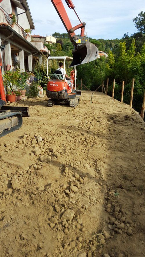 Scavatrice in funzione in un giardino