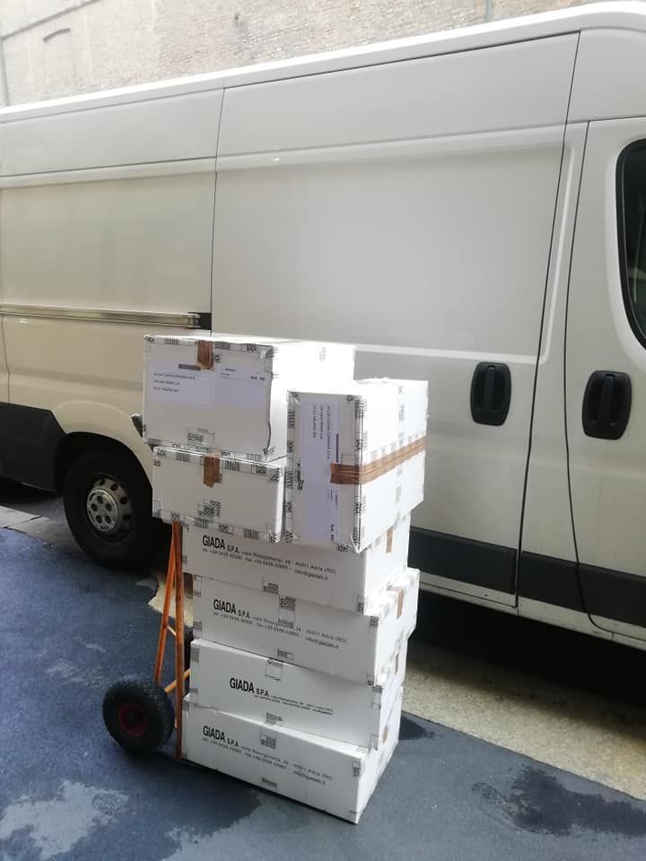 trasloco di scatoloni in un furgone