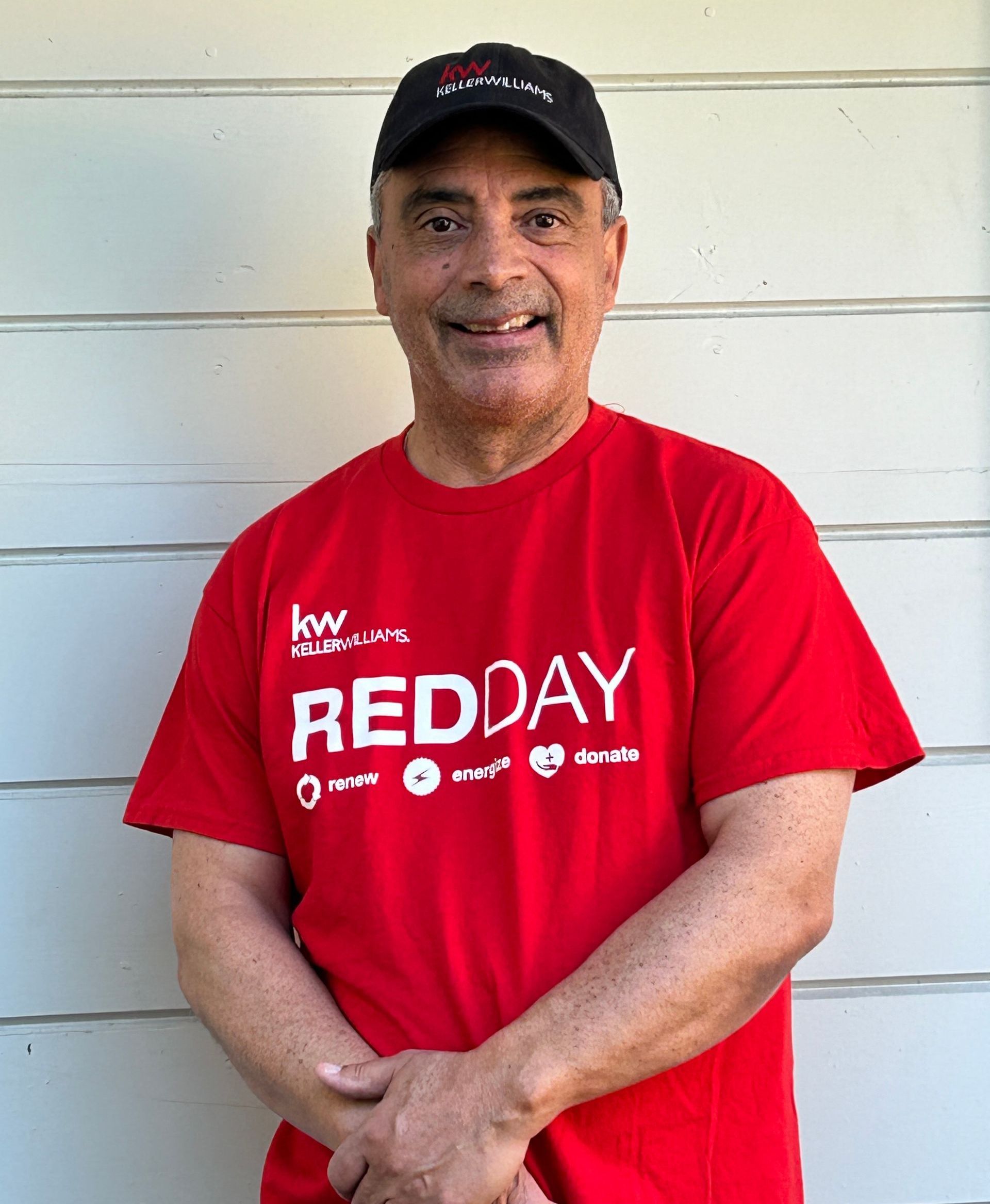 A man wearing a red shirt that says redday