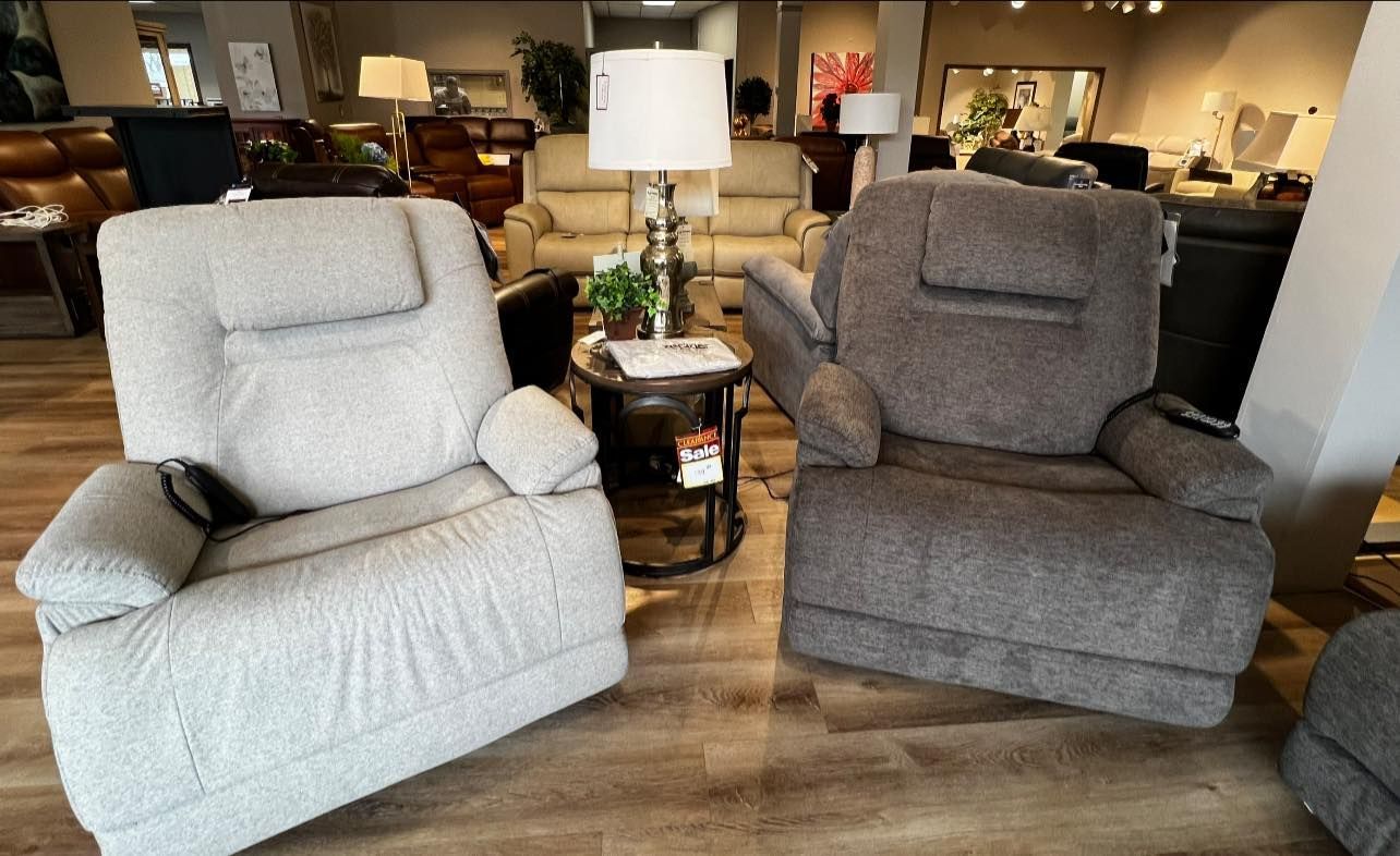 Two recliner chairs are sitting next to each other in a living room.