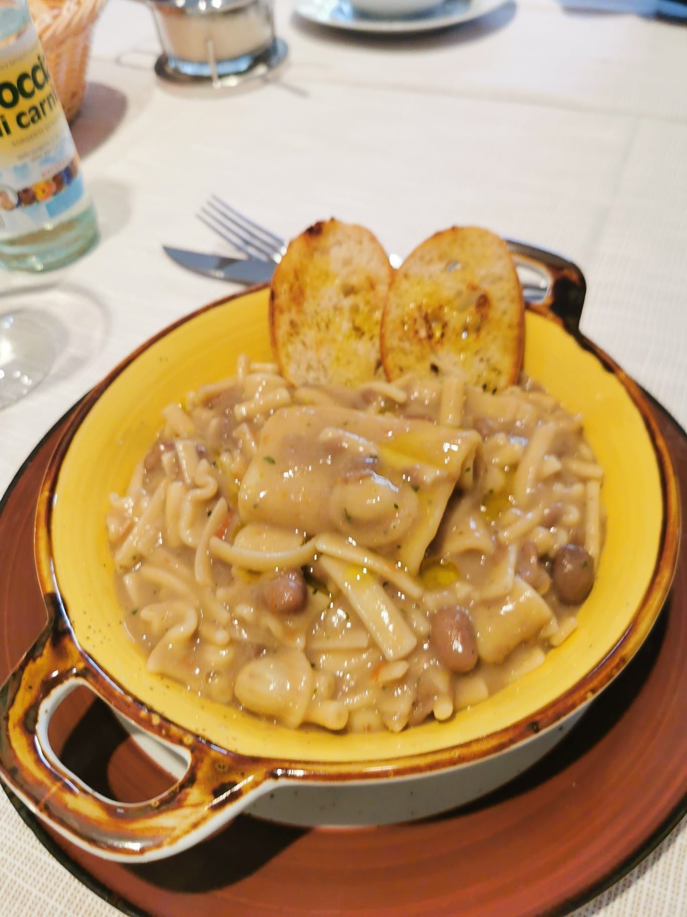 un primo piano di una ciotola di cibo su un tavolo