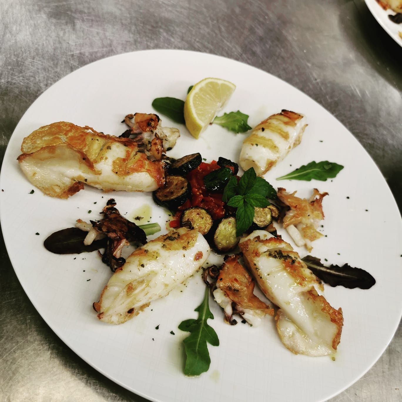 un piatto di cibo con sopra una fetta di limone