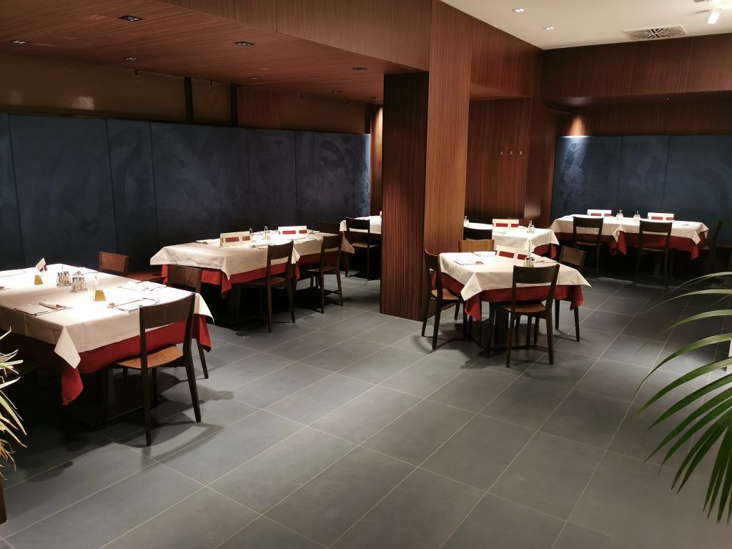 una grande stanza con tavoli e sedie