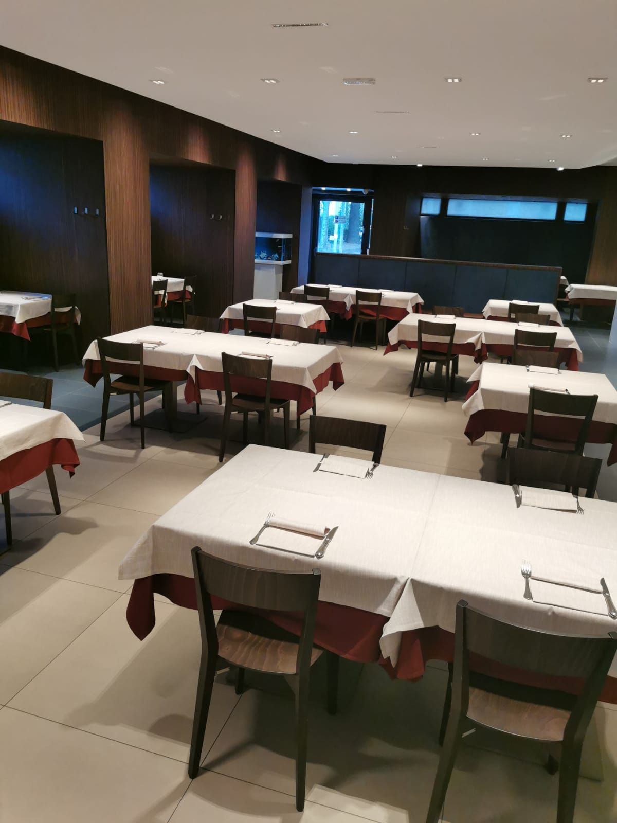 una grande stanza con tavoli e sedie