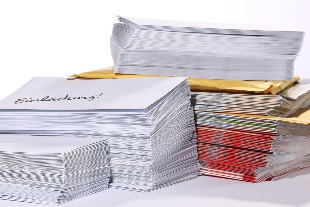 A stack of cards with the word einladung on them