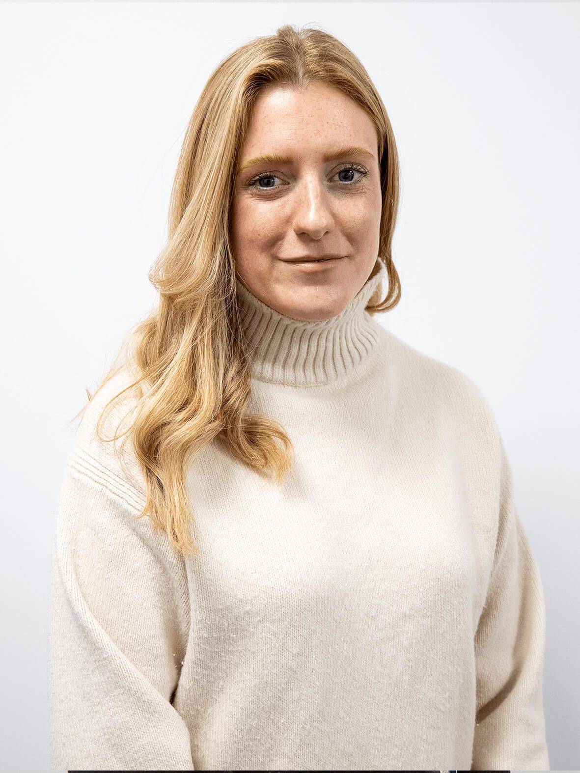 A man in a suit and tie is posing for a picture.