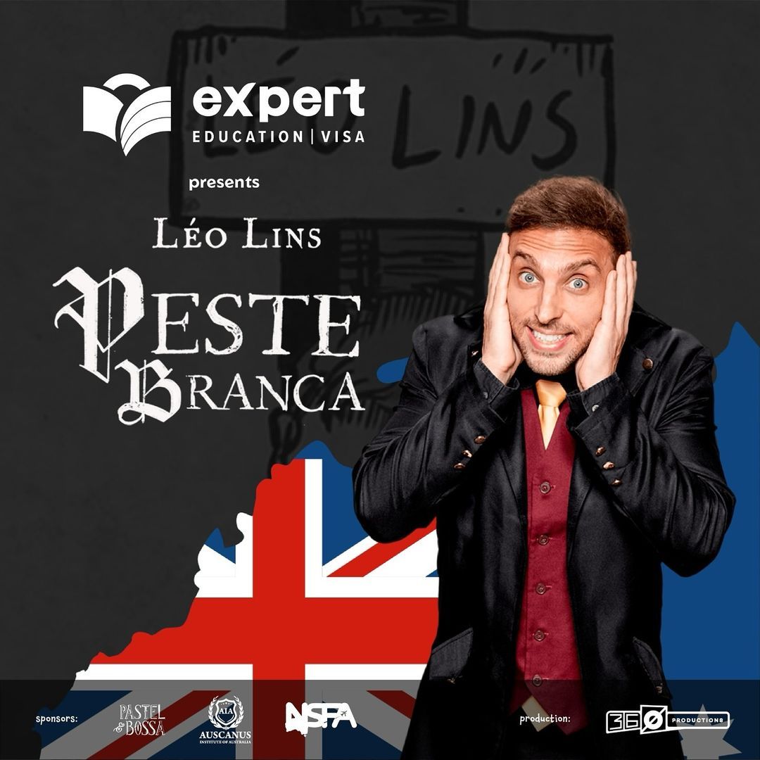 Um homem de terno está em frente a uma bandeira britânica
