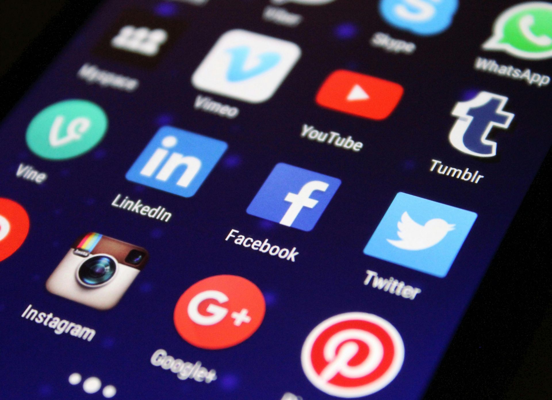 Um close de uma tela de celular com ícones de mídia social