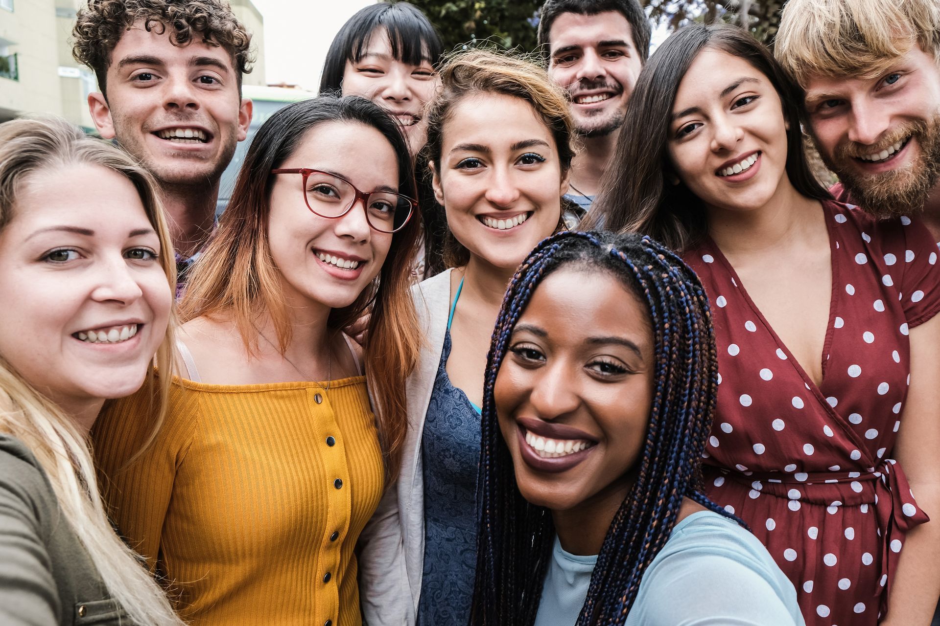 Um grupo de jovens está posando para uma foto juntos.