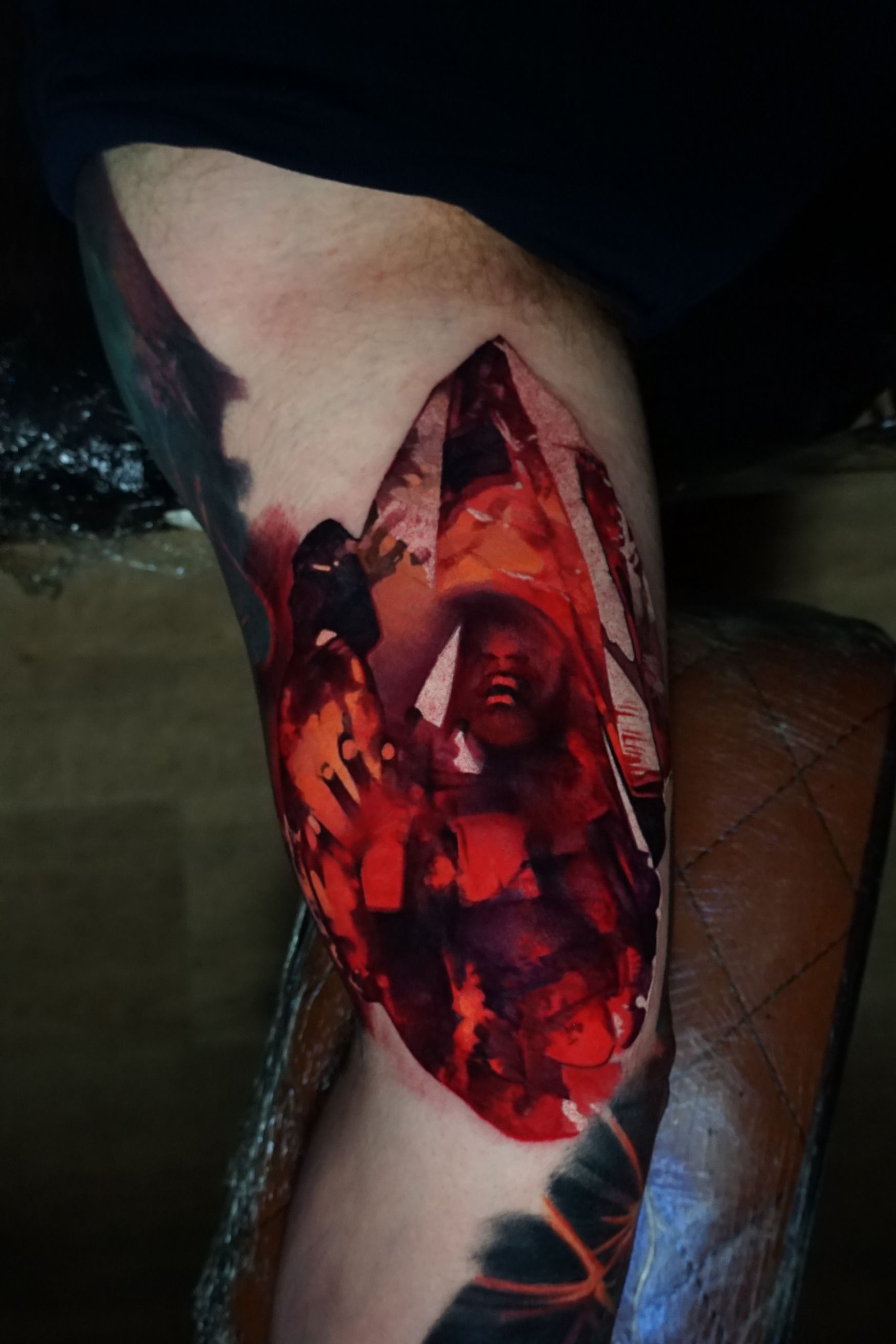 A close up of a tattoo on a person 's leg.