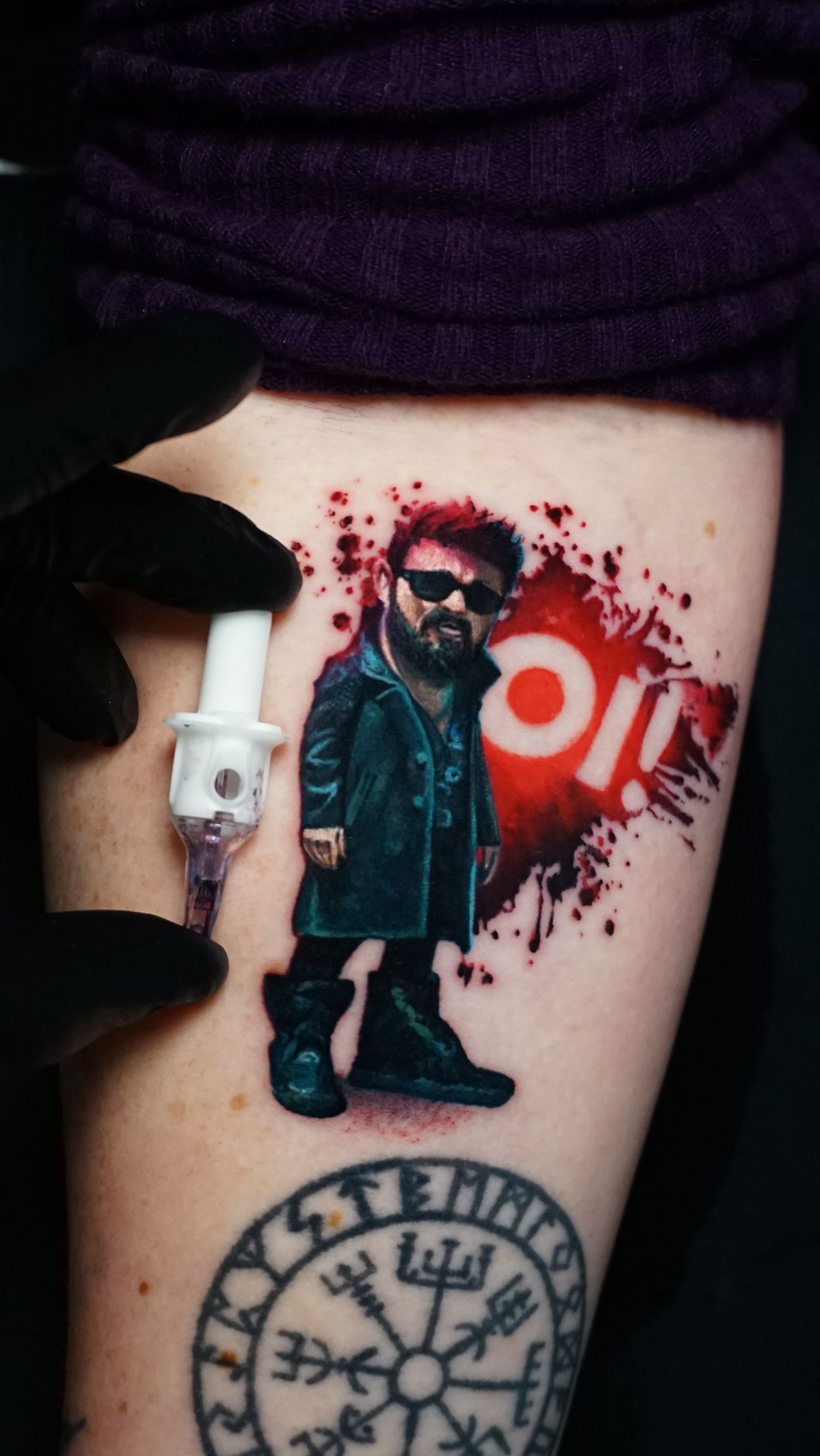 A person has a tattoo on their leg that says oi