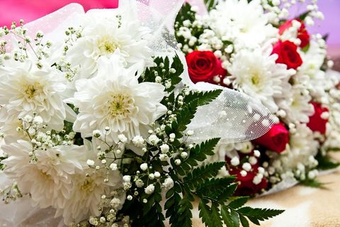 corona di fiori bianchi e rose  rosse