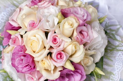 bouquet di rose gialle, rosa e bianche
