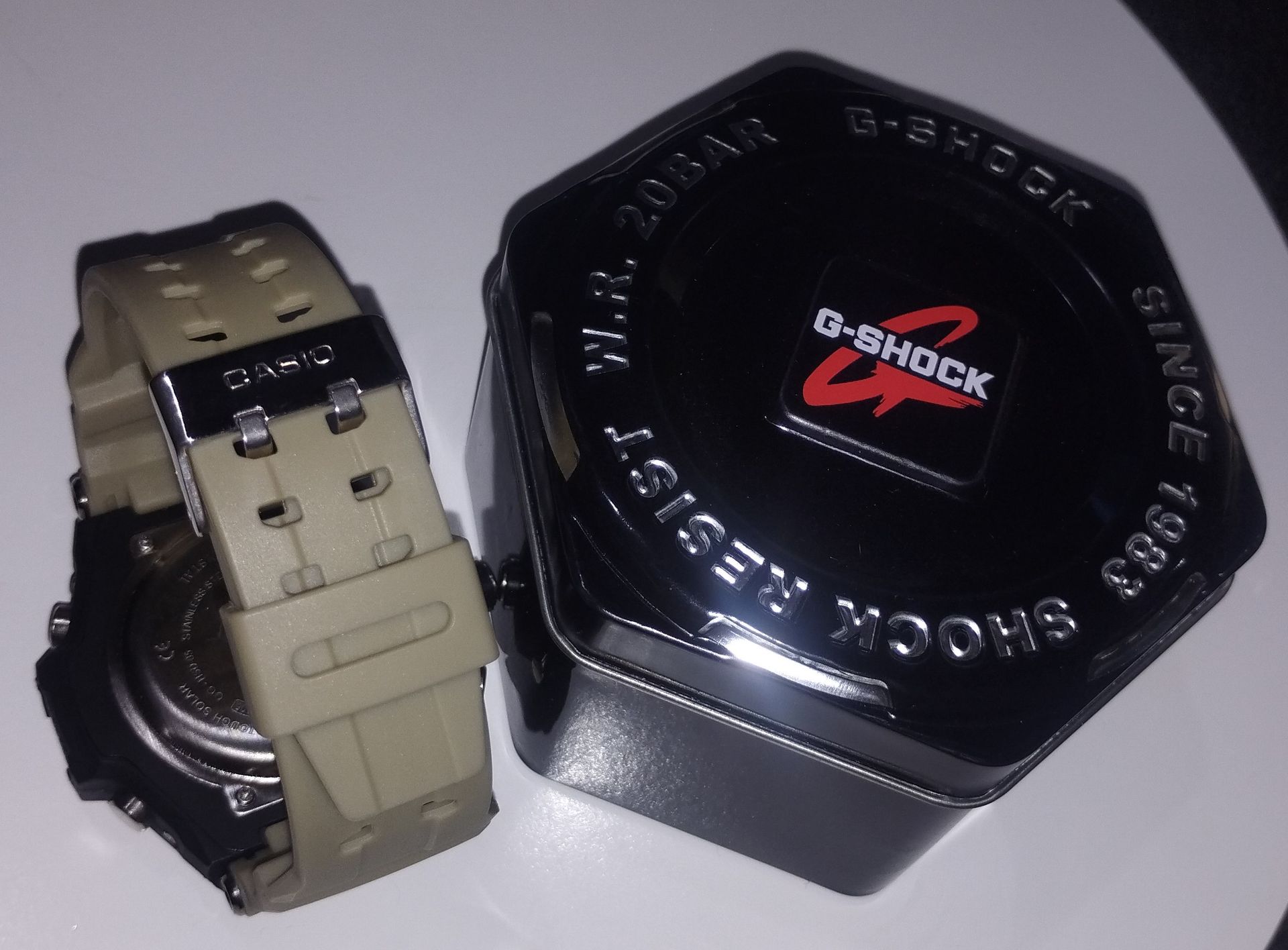 Un reloj G-Shock se encuentra junto a su caja.
