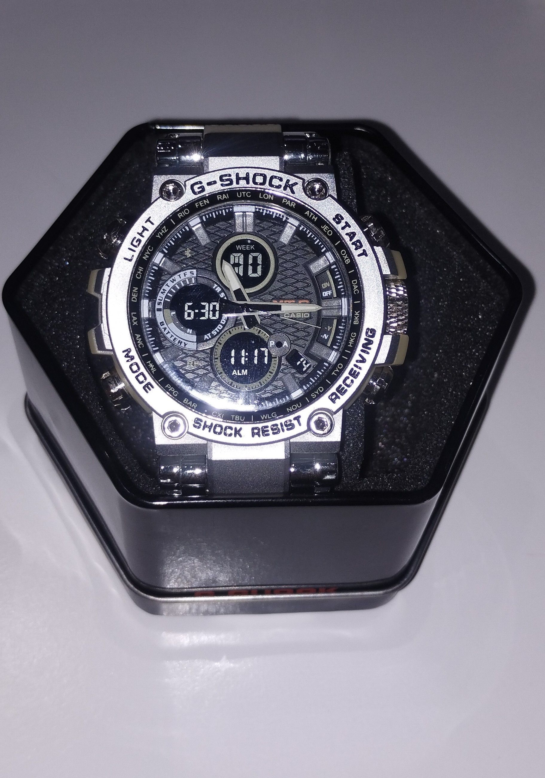 Un reloj G-Shock está en una caja negra