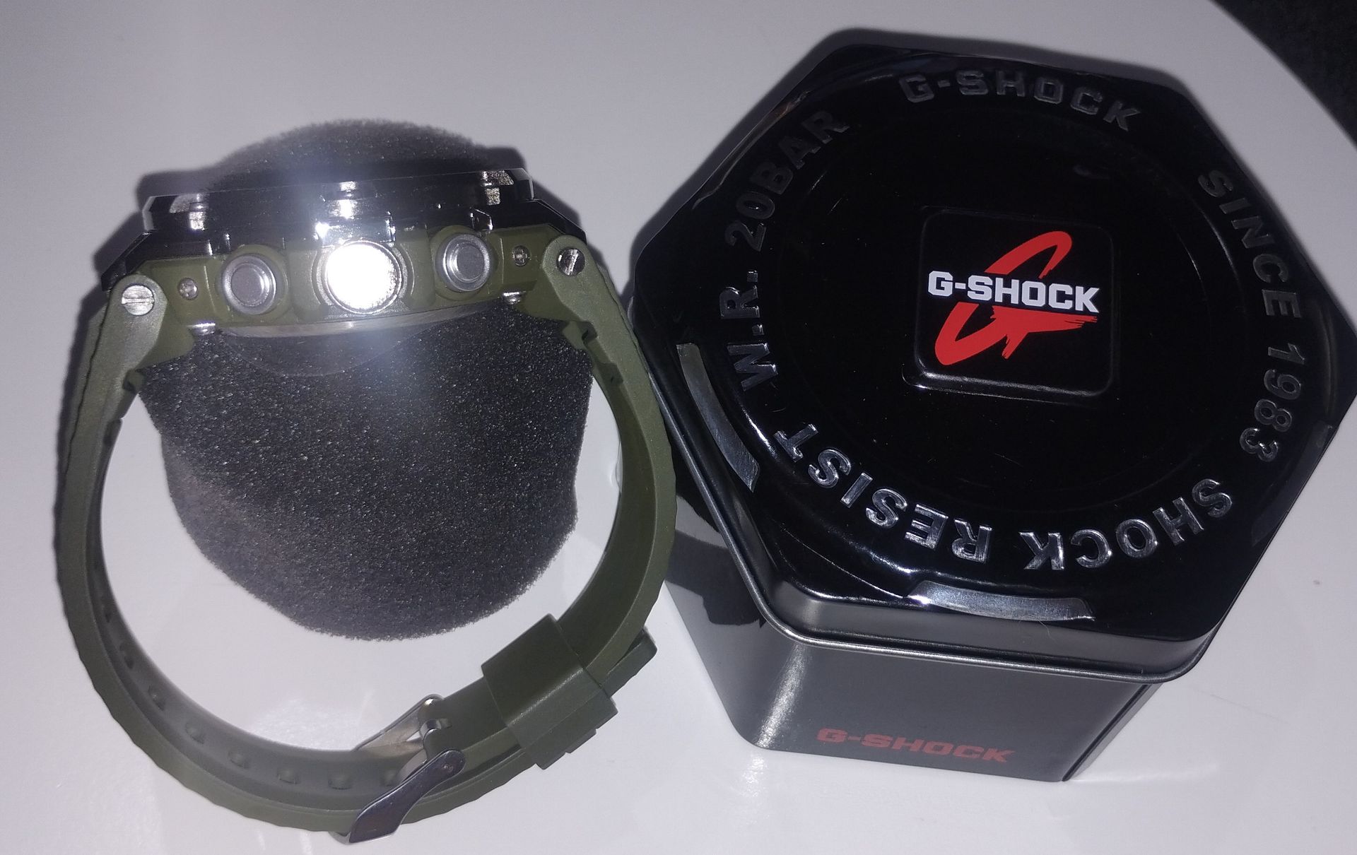 Un reloj G-Shock se encuentra junto a su caja.