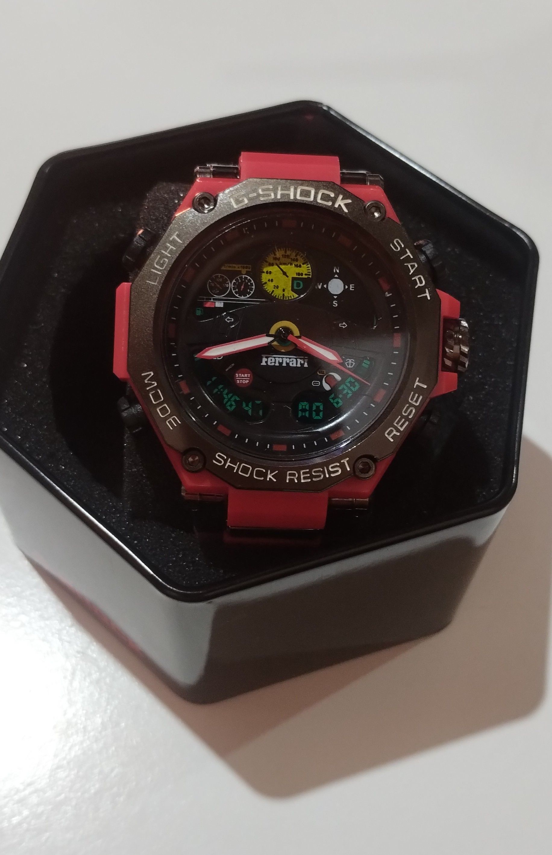 Un reloj G-Shock rojo está en una caja negra