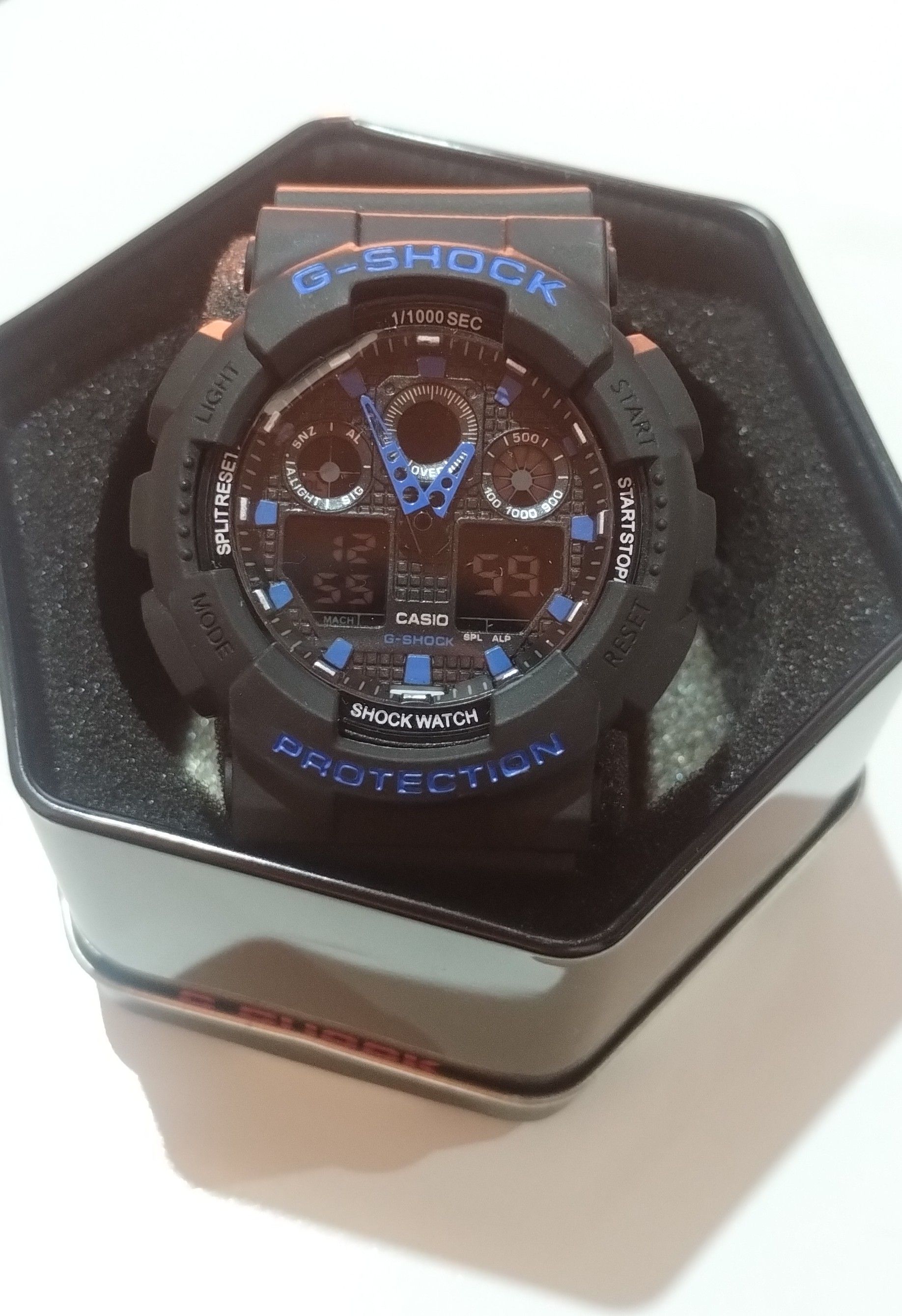 Un reloj G-Shock negro y azul en una caja
