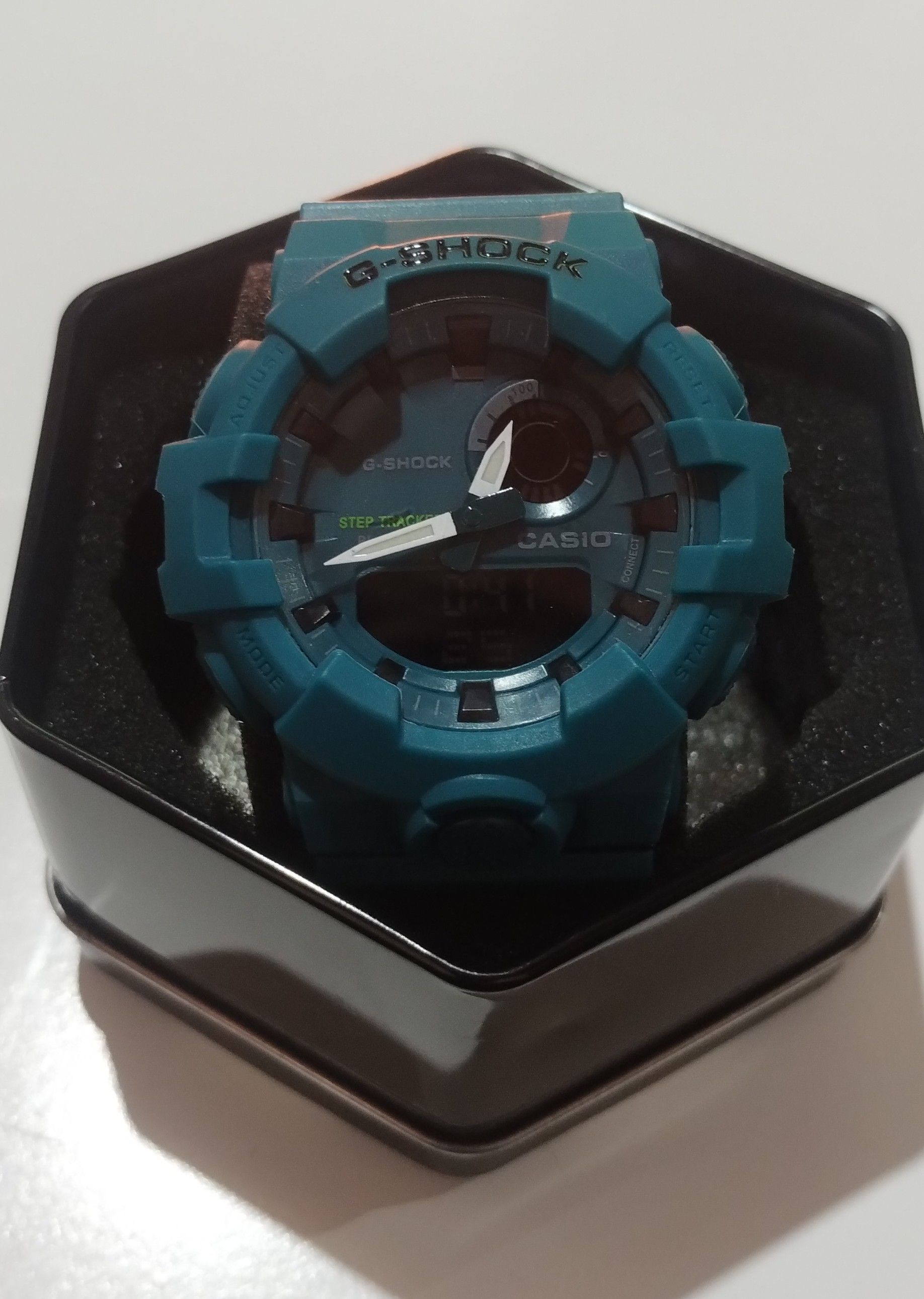 Un reloj Casio azul está en una caja negra