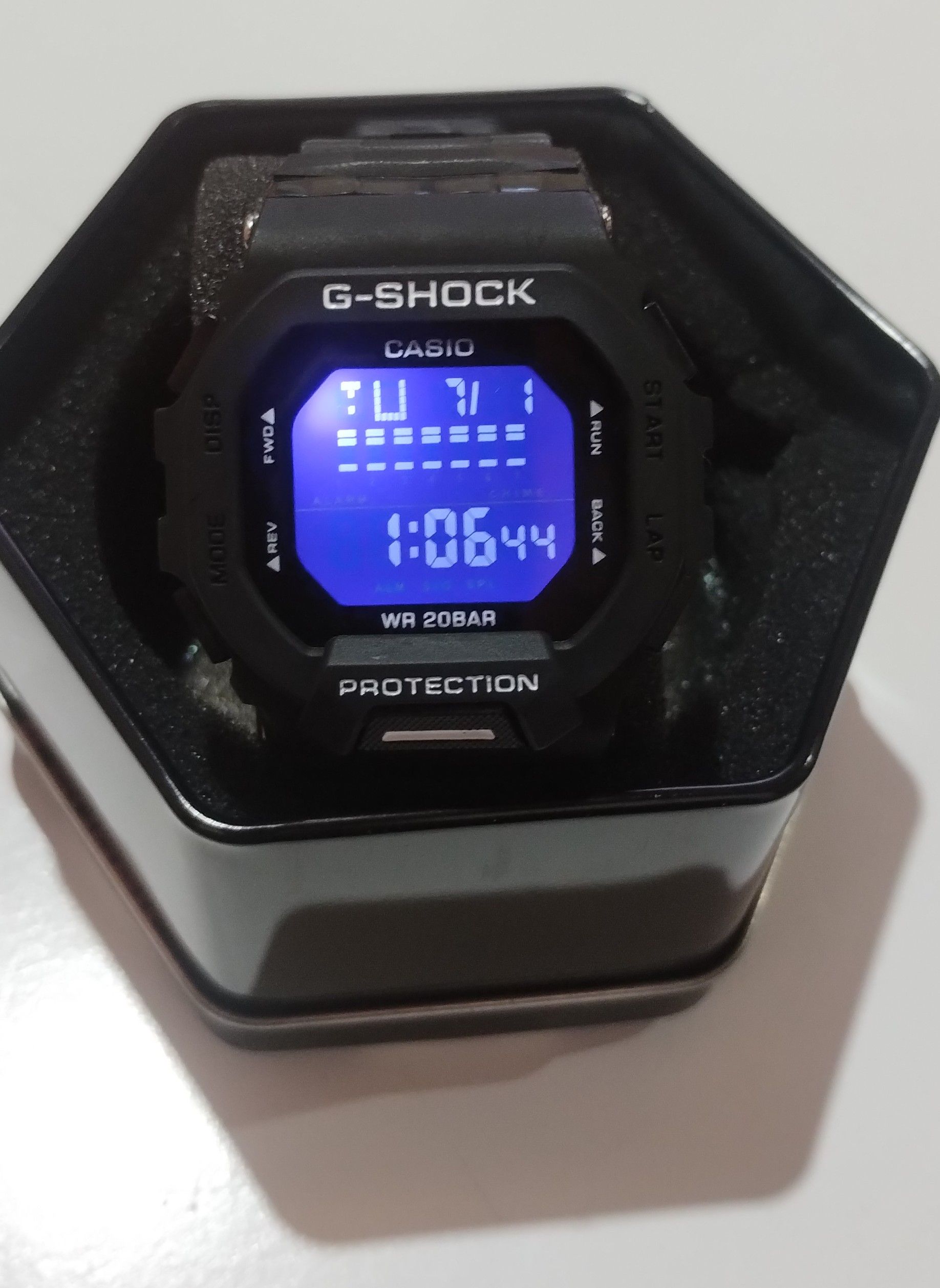 Un reloj G-Shock negro se encuentra en una caja negra.
