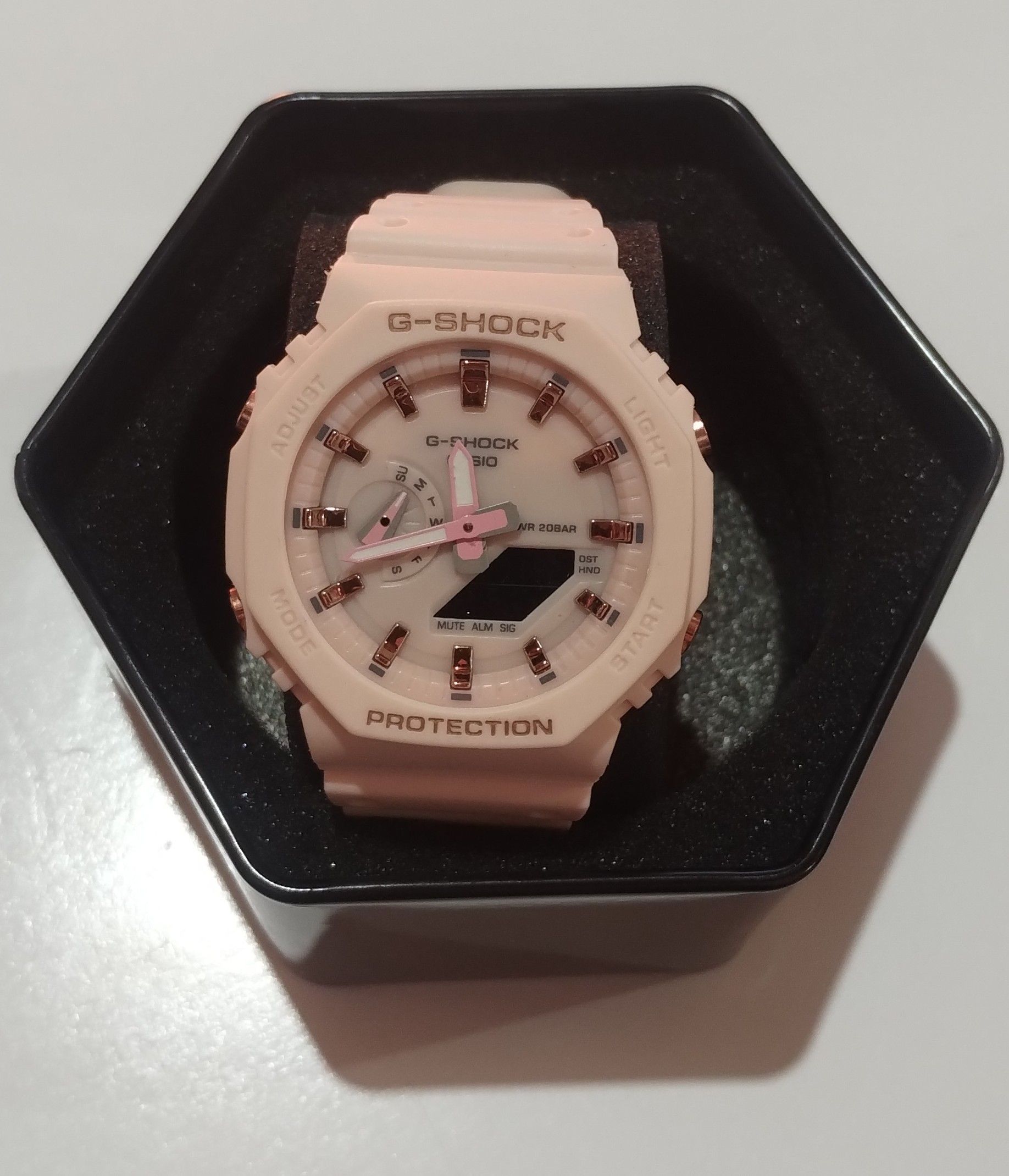 Un reloj G-Shock está en una caja negra