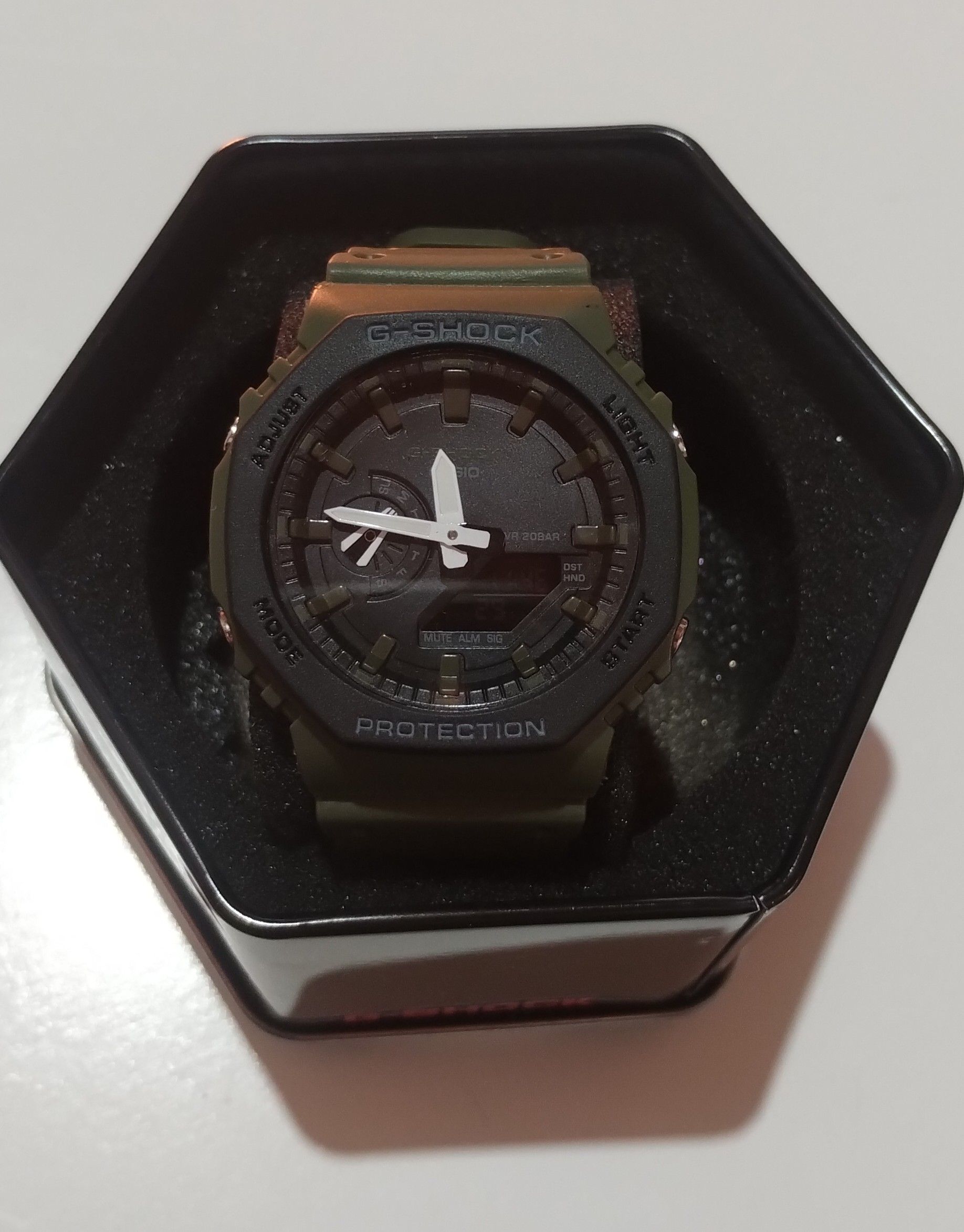 Un reloj G-Shock se encuentra en una caja negra