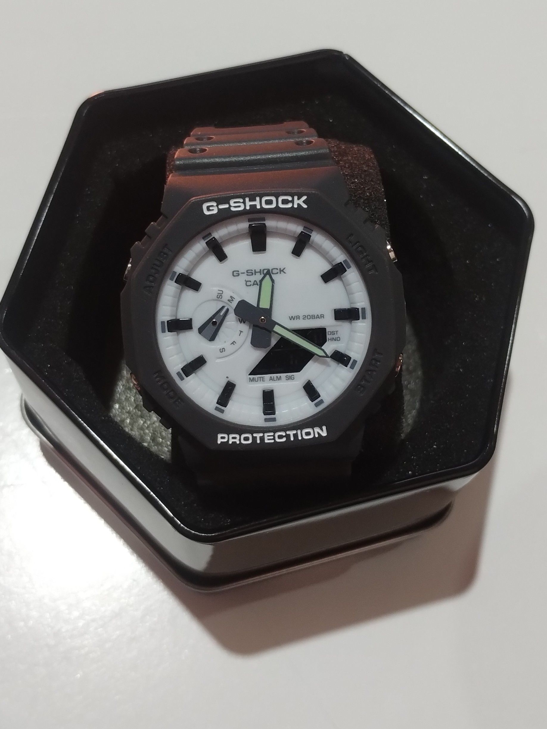 Un reloj G-Shock se encuentra en una caja sobre una mesa.