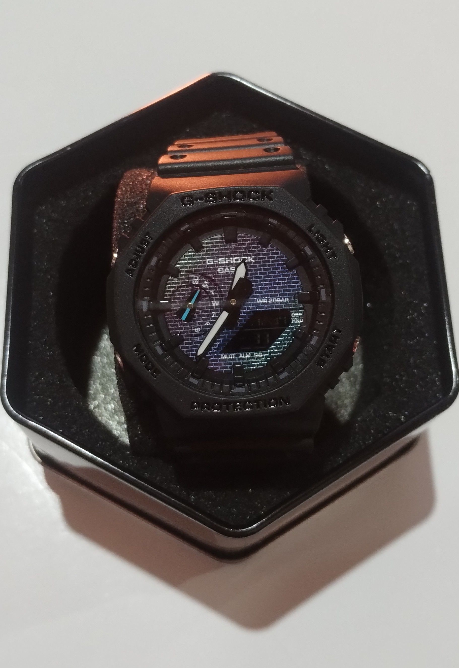 Un reloj G-Shock negro está en una caja negra