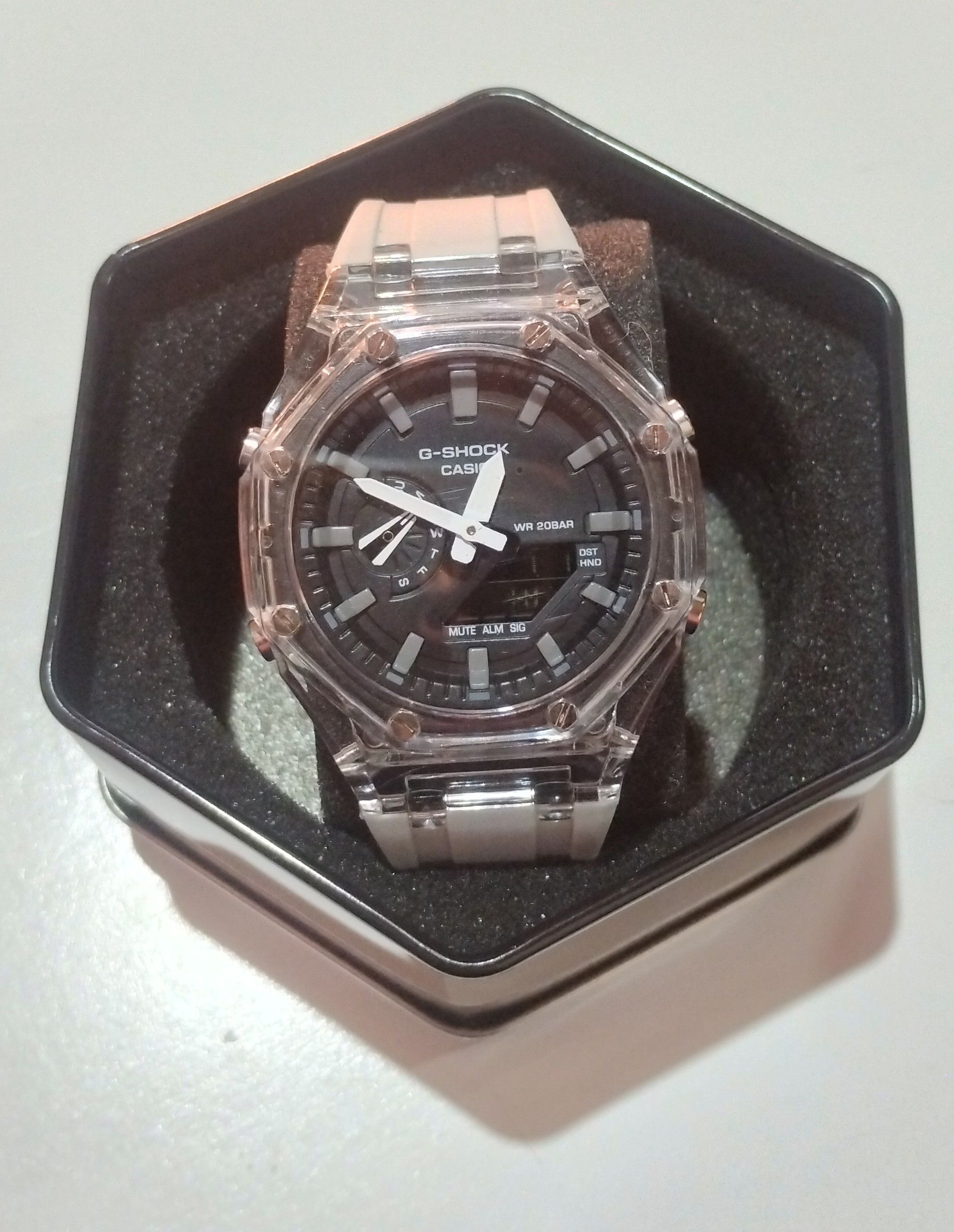 Un reloj en una caja que dice Casio.