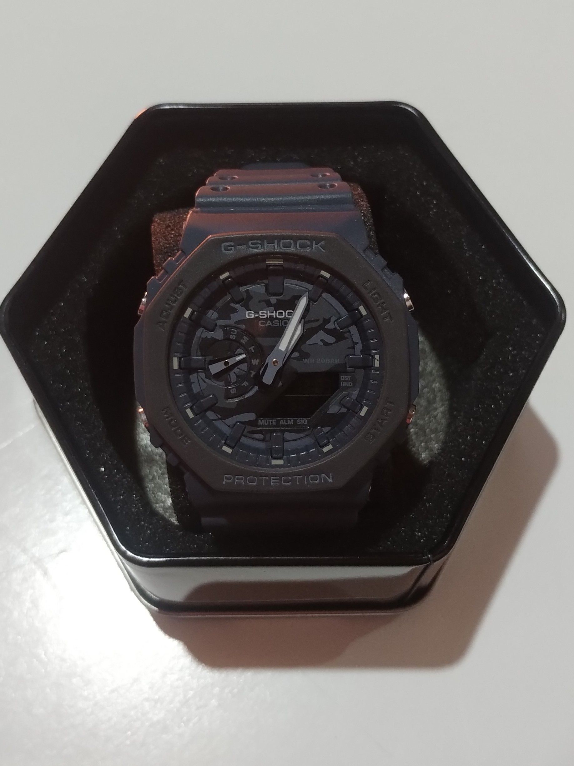 Un reloj G-Shock negro está en una caja negra