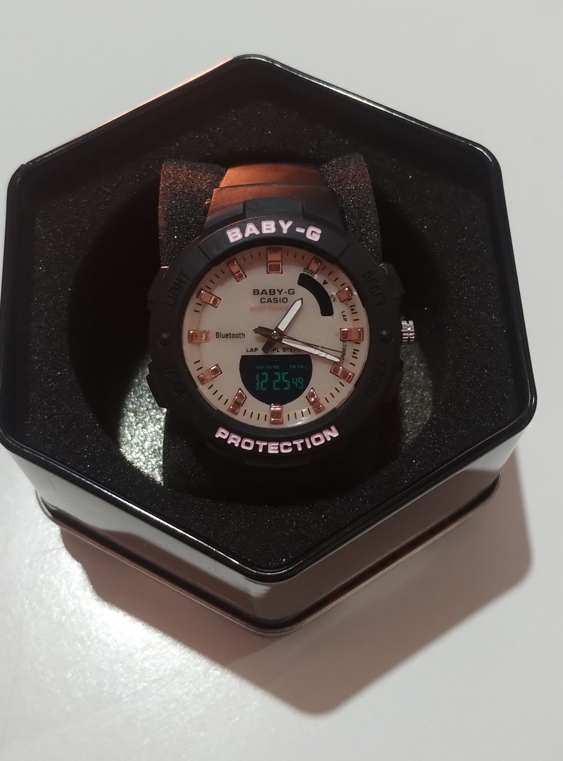Un reloj Baby G se encuentra en una caja negra