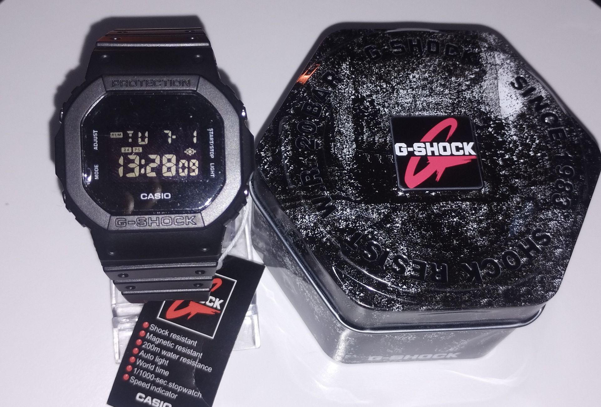Un reloj G-Shock negro se encuentra junto a su caja.