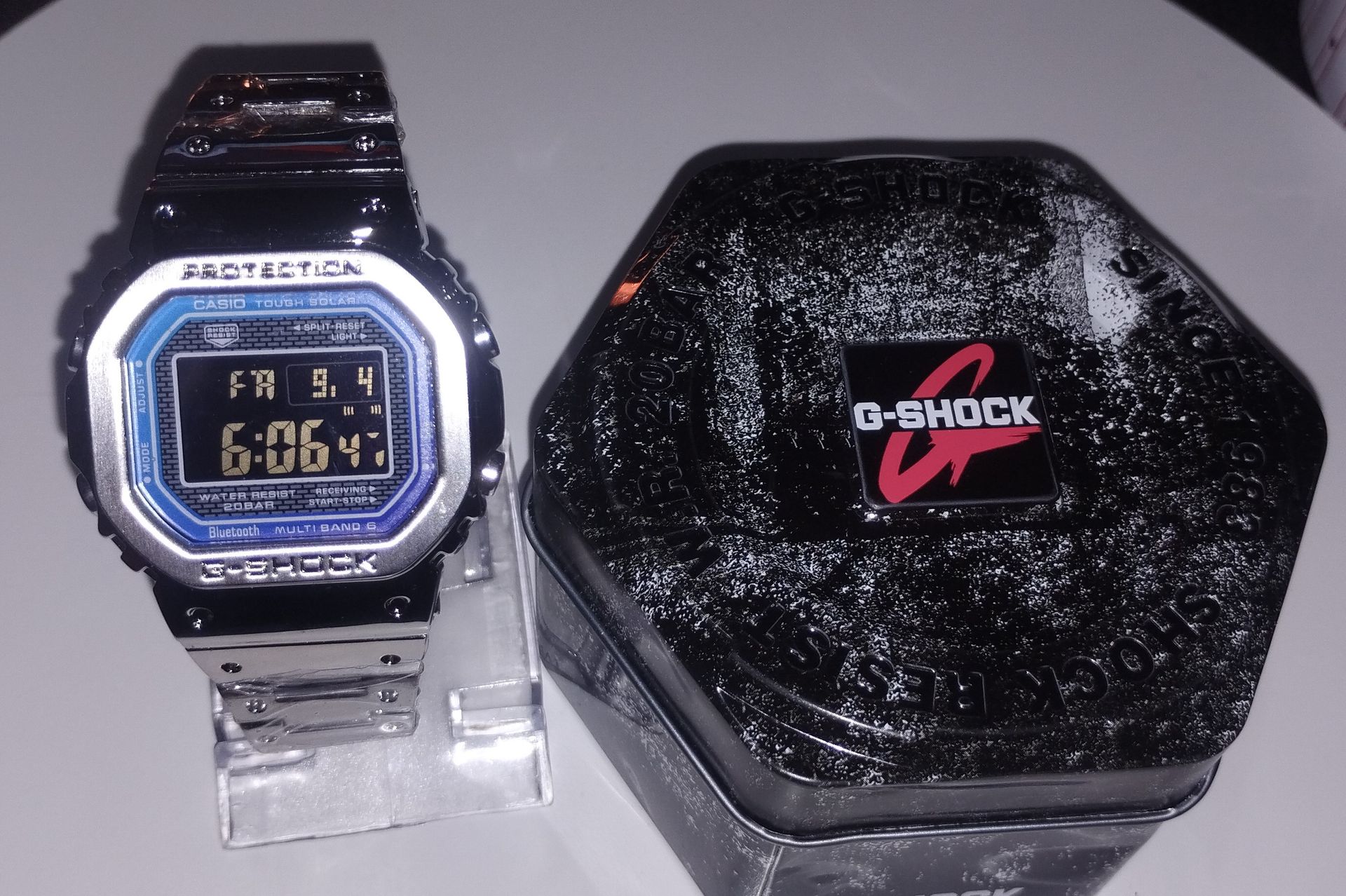 Un reloj G-Shock se encuentra junto a su caja.