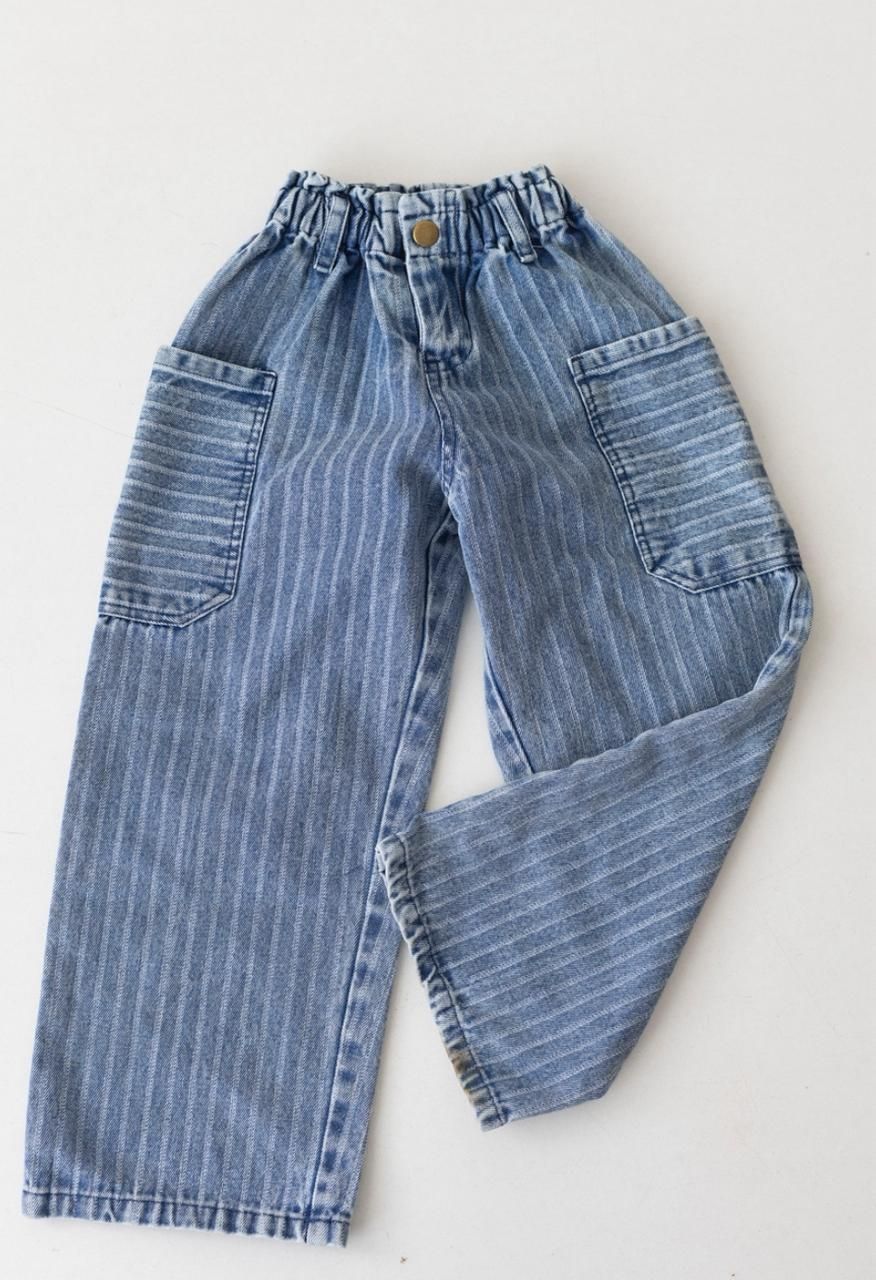 Un par de jeans de rayas azules con bolsillos laterales.