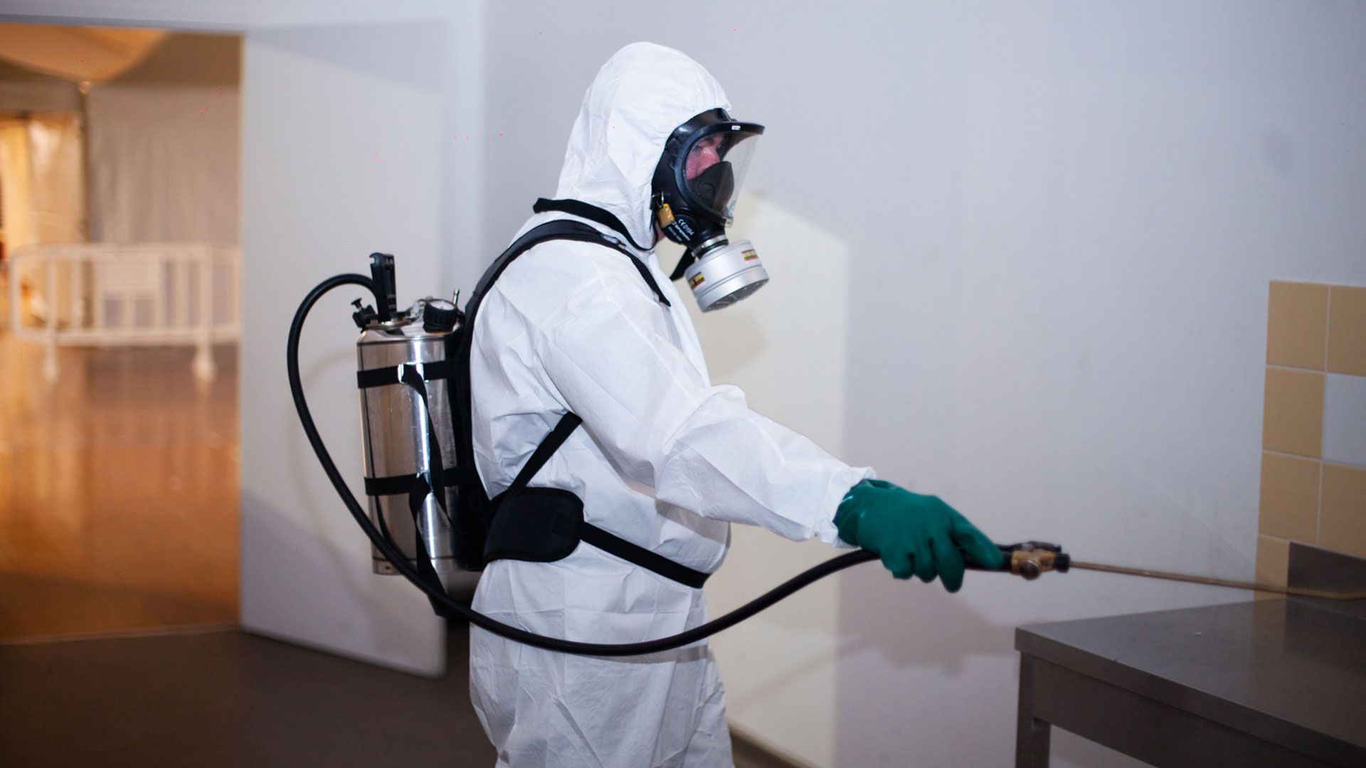 Un grand bâtiment est en train d'être démoli avec beaucoup de machines.