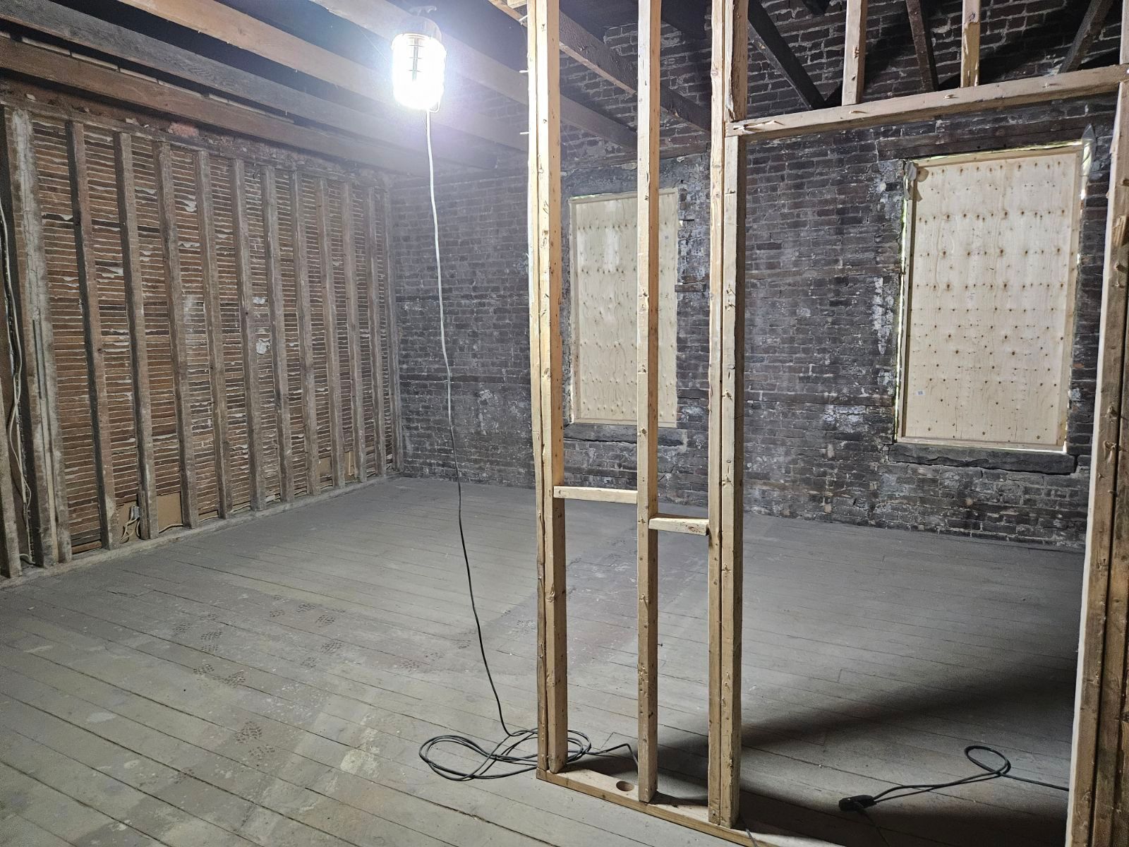 Un grand bâtiment est en train d'être démoli avec beaucoup de machines.