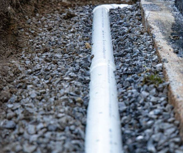 Un grand bâtiment est en train d'être démoli avec beaucoup de machines.