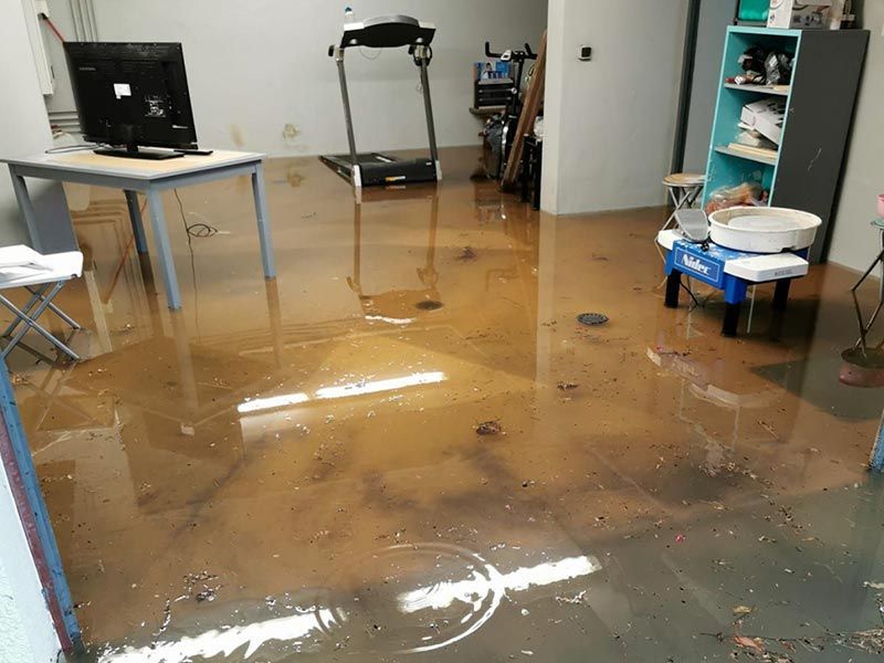 Un grand bâtiment est en train d'être démoli avec beaucoup de machines.