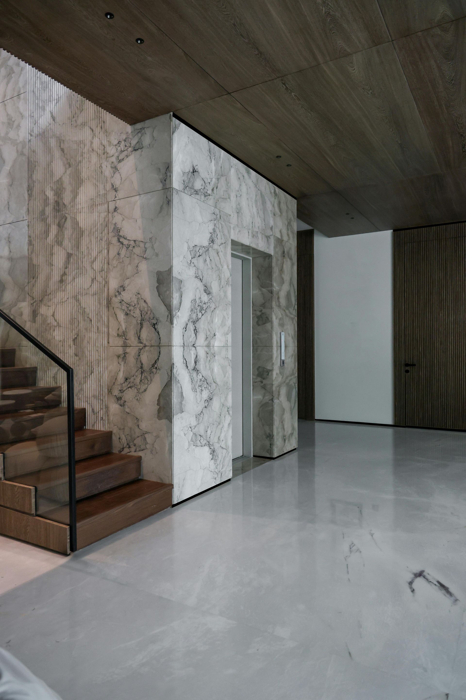 Un grand bâtiment est en train d'être démoli avec beaucoup de machines.