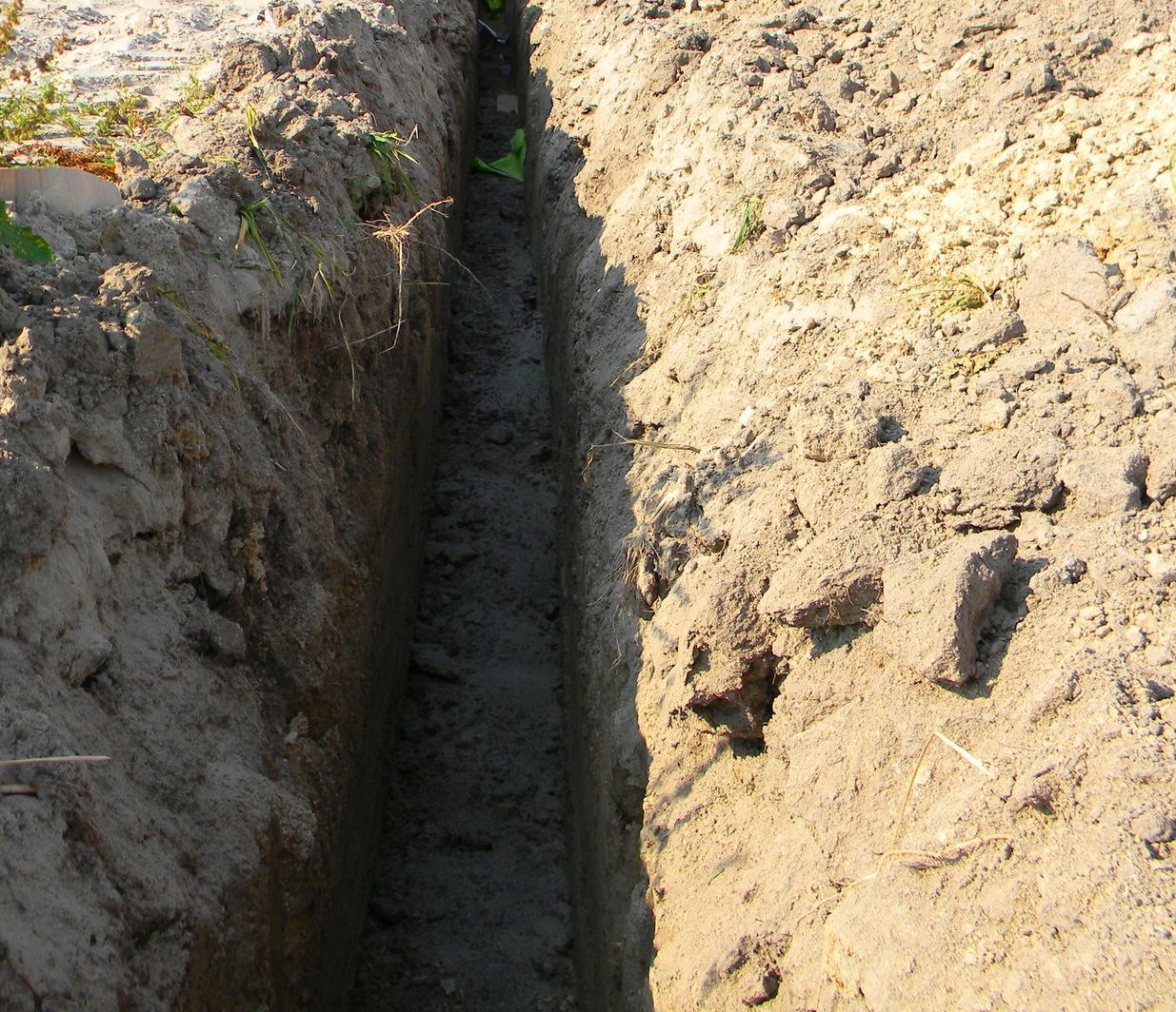 Un grand bâtiment est en train d'être démoli avec beaucoup de machines.