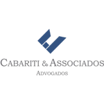 Logotipo para o escritório de advocacia Cabariti & Associates, apresentando um ícone geométrico abstrato azul sobre texto cinza.